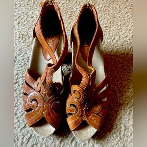 Earthies size 8M Domingo T-strap Sandals with 3” heel.  EUC